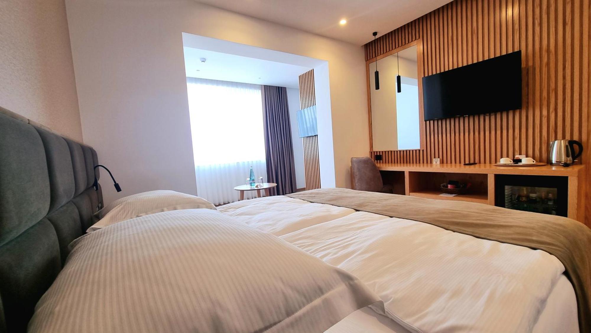 Sibb Hotel Tirana Bagian luar foto
